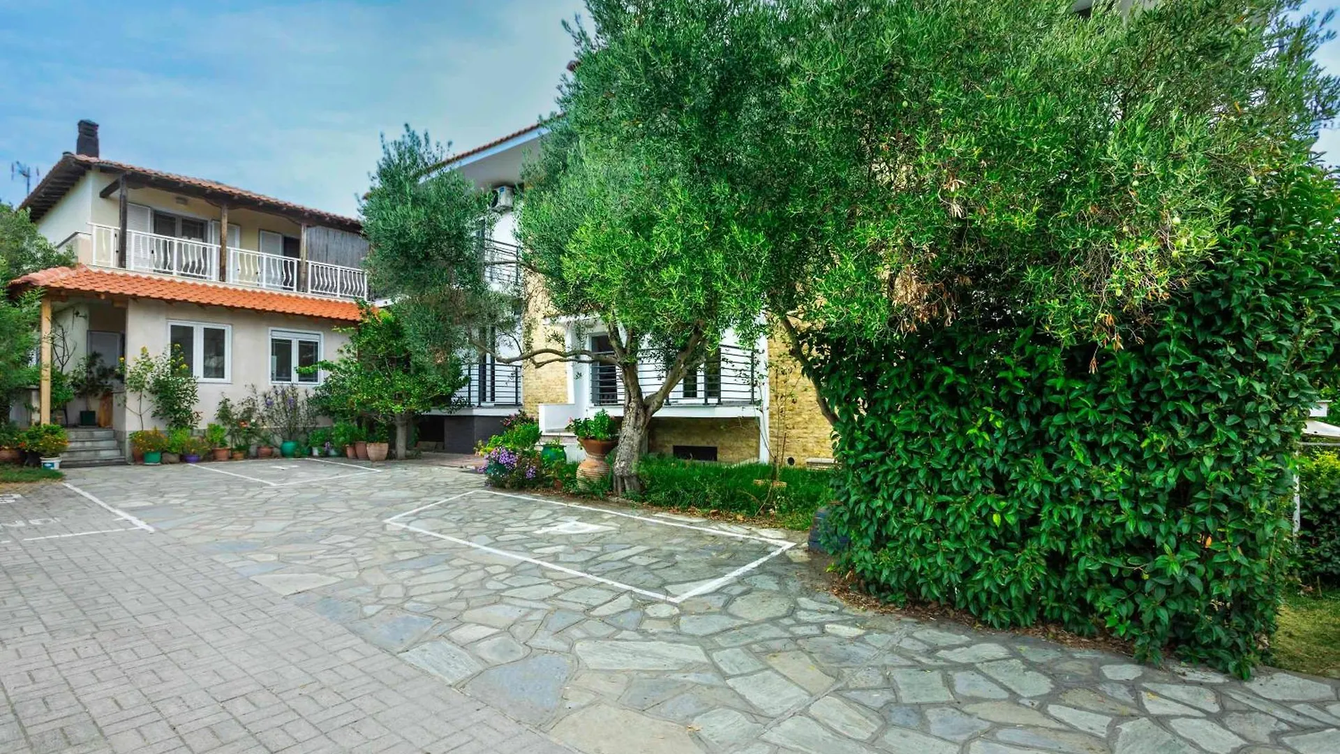 Newstory Suites Possidi location